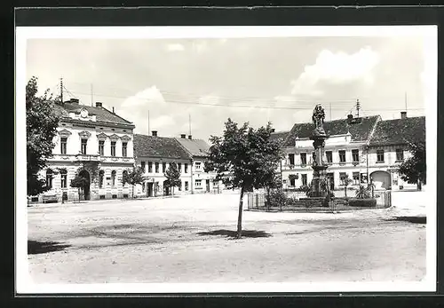 AK Nechanice, Marktplatz im Ort mit Denkmal und Geschäften