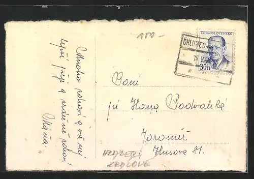 AK Chlumec n. C., Durchblick durch Fensterbogen auf Strassenpartie mit Kirche