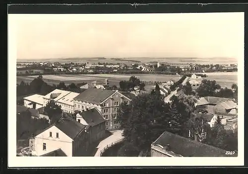 AK Smirice, Teilansicht des Ortes mit Blick auf umliegende Felder