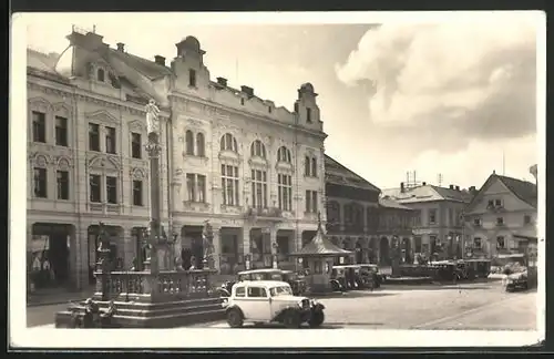 AK Nová Paka, Namesti, Autos vor Denkmal