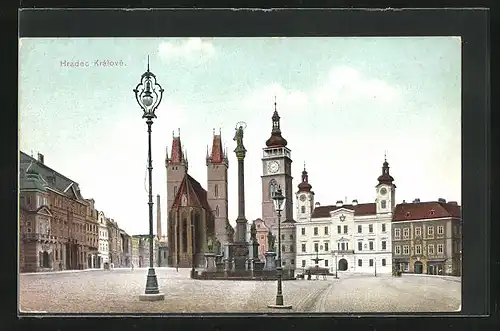 AK Königgrätz / Hradec Kralove, Platz mit Strassenlaterne und Kirche