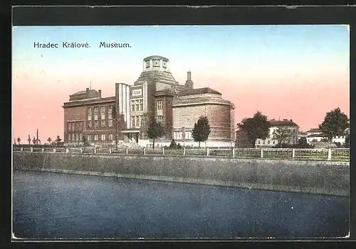 AK Königgrätz / Hradec Kralove, Museum im Abendlicht