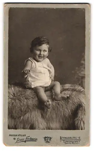 Fotografie Louis Frohwein, Strassburg i. E., Gutenbergerplatz 7, Lachendes Kleinkind