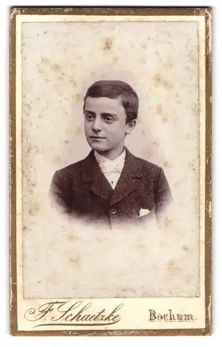 Fotografie F. Schaetzke, Bochum, Fridrich-Strasse 13, Junger Mann im Anzug mit Mittelscheitel
