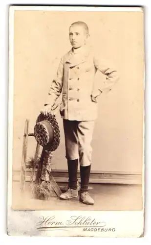 Fotografie Herm. Schlüter, Magdeburg, Alte Ullrichtsrasse, Junger Mann in Anzug mit kurzem Haar und Hut