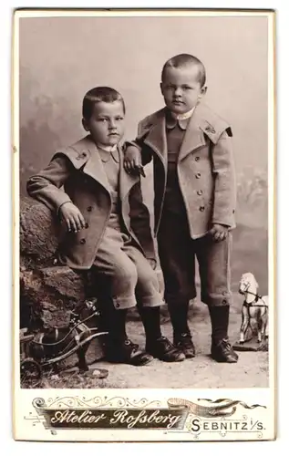 Fotografie Rofsberg, Sebnitz i. S., Buben mit ernstem Blick in gleichen Anzügen