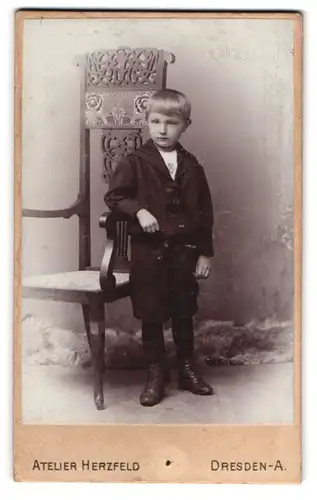 Fotografie Herzfeld, Dresden-A., Blonder Junge in Matrosenanzug