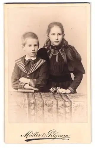 Fotografie Müller und Pilgram, Bremen, Richtweg 12, Bruder und Schwester in Matrosenanzug und Kleid