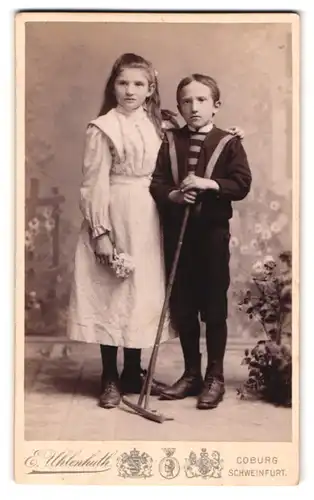 Fotografie E. Uhlenhuth, Coburg, Am Albertplatz, Mädchen und Junge in ordentlicher Kleidung