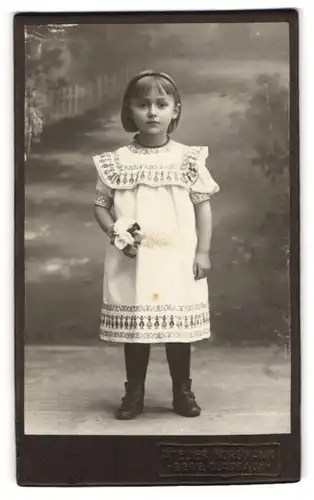 Fotografie W. Horsmann, Berg. Gladbach, Junges Mädchen in Kleid mit Blumen in der Hand