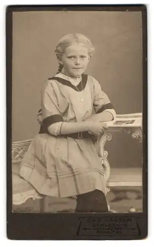 Fotografie Chr. Hansen, Schleswig, Lollfuss 98 b, Portrait Mädchen im modischen Kleid mit Herzkette