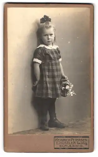 Fotografie Heinrich Petersen, Schleswig, Stadtweg 34, Portrait kleines Mädchen im karierten Kleid mit Blumenkorb