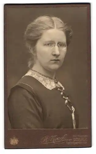 Fotografie H. Noack, Berlin-W., Leipzigerstrasse 121, Portrait junge Dame mit Zwicker und Spitzenkragen