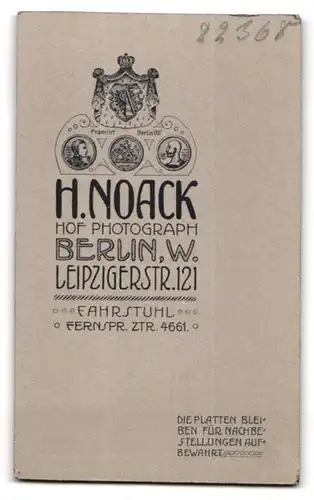 Fotografie H. Noack, Berlin-W., Leipzigerstrasse 121, Portrait junge Dame mit Zwicker und Spitzenkragen