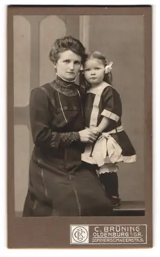 Fotografie C. Brüning, Oldenburg i /Gr., Donnerschweerstrasse 9, Portrait bürgerliche Dame mit Mädchen an der Hand