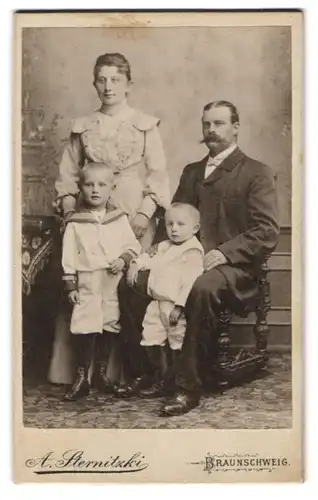 Fotografie A. Sternitzki, Braunschweig, Steinweg 10, Portrait bürgerliches Paar mit zwei kleinen Söhnen