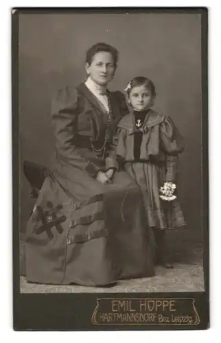 Fotografie Emil Hoppe, Hartmannsdorf /Bezirk Leipzig, Portrait bürgerliche Dame mit Mädchen an der Hand