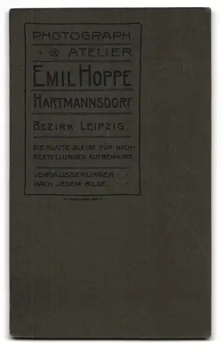 Fotografie Emil Hoppe, Hartmannsdorf /Bezirk Leipzig, Portrait bürgerliche Dame mit Mädchen an der Hand