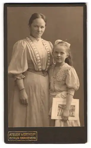 Fotografie Atelier Wertheim, Berlin, Oranienstrasse, Portrait bürgerliche Dame mit Mädchen im Arm