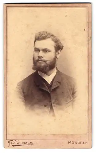 Fotografie Fr. Neumayer, München, Portrait bürgerlicher Herr mit Zwirbelbart