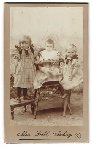 Fotografie Alois Loibl, Amberg, Portrait zwei kleine Mädchen in karierten Kleidern und Kleinkind