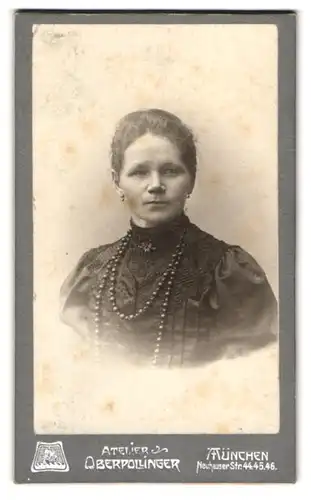 Fotografie Kaufhaus Oberpollinger G. m. b. H., München, Neuhauser-Strasse 44-46, Portrait bürgerliche Dame mit Halskette