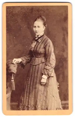 Fotografie W. Karrass, Bremen, Hutfilterstrasse 38, Portrait junge Dame in modischer Kleidung