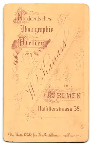 Fotografie W. Karrass, Bremen, Hutfilterstrasse 38, Portrait junge Dame in modischer Kleidung