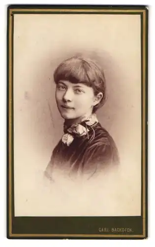 Fotografie Carl Backofen, Darmstadt, Riedeselstrasse 37, Portrait junge Dame mit Ponyfrisur