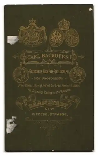 Fotografie Carl Backofen, Darmstadt, Riedeselstrasse 37, Portrait junge Dame mit Ponyfrisur