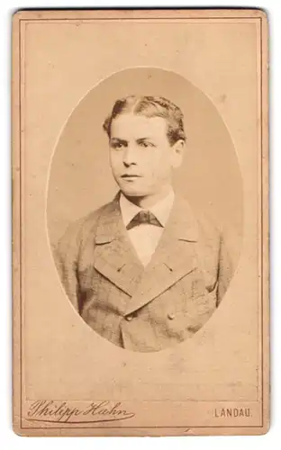 Fotografie Philipp Hahn, Landau i /Pf., Waffenstrasse, Portrait junger Herr im Anzug mit Fliege