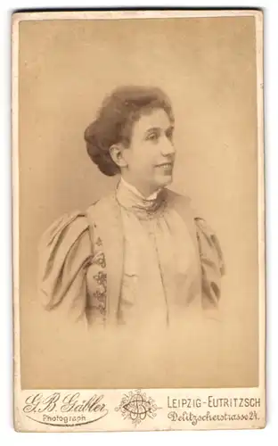 Fotografie G. B. Gäbler, Leipzig-Eutritzsch, Delitzscherstrasse 24, Portrait junge Dame in hübscher Kleidung