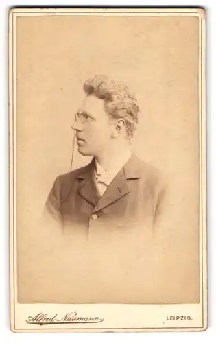 Fotografie Alfred Naumann, Leipzig, Dorotheenstrasse, Portrait junger Herr im Anzug mit Fliege