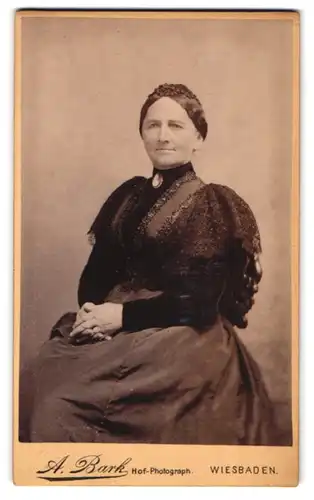 Fotografie A. Bark, Wiesbaden, Museum-Strasse 1, Portrait ältere Dame in hübscher Kleidung