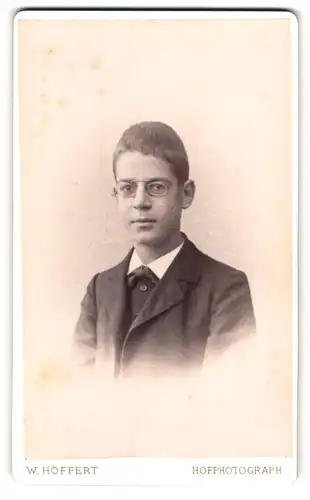 Fotografie W. Höffert, Hamburg, Esplanade 47, Portrait junger Mann im Anzug mit Zwicker