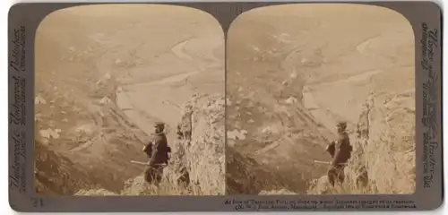 Stereo-Fotografie Underwood & Underwood, New York, Ansicht Port Arthur / China, japanischer Soldat am Fort Taikozan