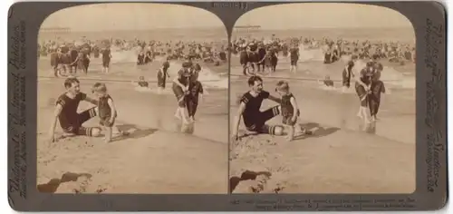 Stereo-Fotografie Underwood & Underwood, New York, Ansicht Asbury Park / NJ, Badegäste tummeln sich am Strand