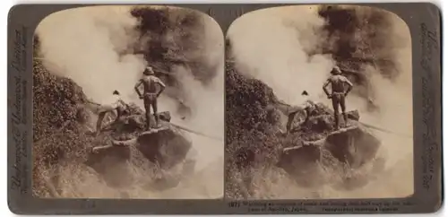 Stereo-Fotografie Underwood & Underwood, New York, Ansicht Aso-San / Japan, halb nackter Japaner am Vulkan-Krater