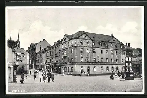 AK Hof i. Bay., Strassenpartie mit Gasthaus Strauss und Geschäften
