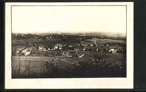 AK Holedec u Zatce, Blick von einem Hügel auf das Dorf
