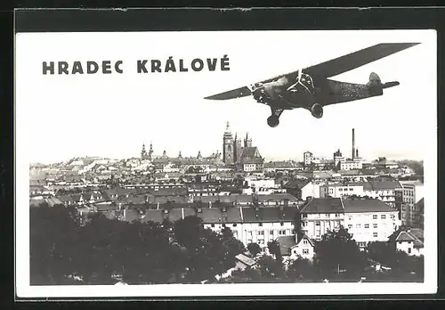 AK Königgrätz / Hradec Kralove, Flugzeug OK-ATC über der Stadt