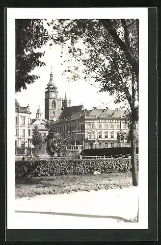 AK Königgrätz / Hradec Kralove, Ortspartie mit Turm, Legiobanka