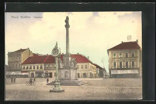 AK Nový Bydzov, Uhr und Denkmal am Marktplatz