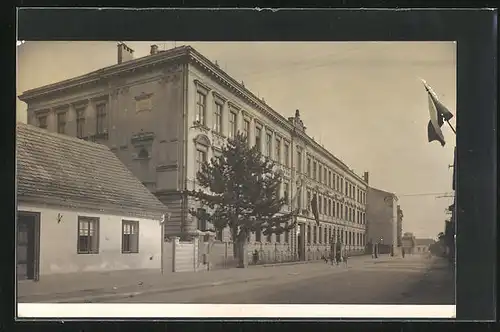 Foto-AK Nový Bydzov, Grosses Gebäude an der Hauptstrasse