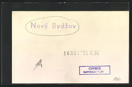 Foto-AK Nový Bydzov, Grosses Gebäude an der Hauptstrasse