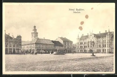 AK Nový Bydzov, Marktplatz und Brunnen