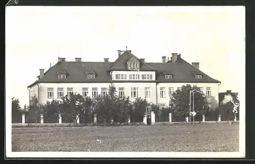 AK Nový Bydzov, Schulgebäude mit Garten