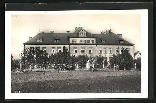 AK Nový Bydzov, Schulgebäude mit Garten