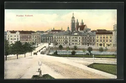 AK Königgrätz / Hradec Kralove, Hauptstrasse am Fluss, Kirchturm