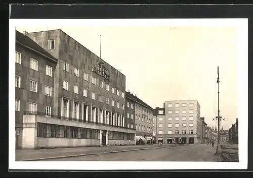 AK Königgrätz / Hradec Kralove, Grosses Gebäude an der Hauptstrasse